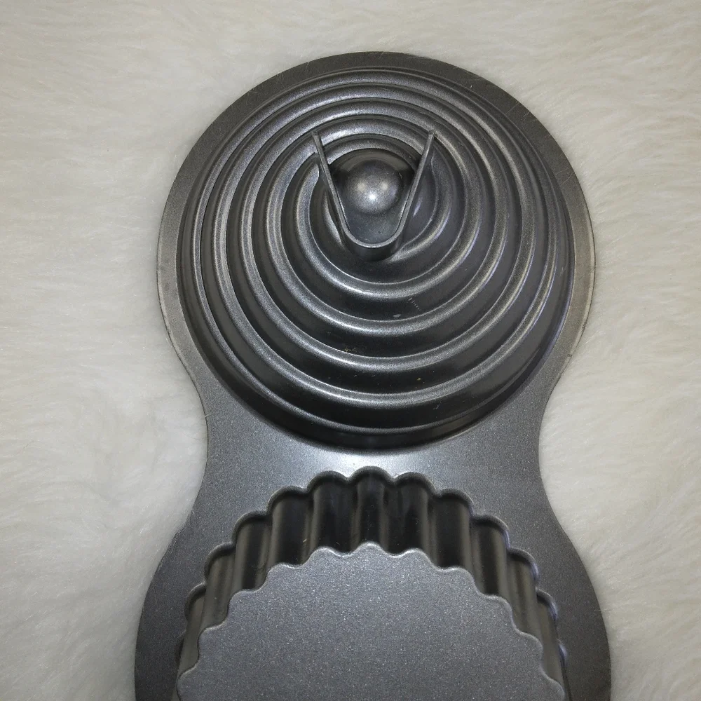 BAKING PAN Wilton Giant Cupcake Pan, good used condition